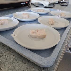 哥廷根大學(xué)研究小組調(diào)查昆蟲和微藻飼料對(duì)肉品質(zhì)的影響